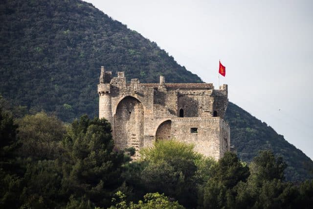 bourg-medieval-chateau-cruas