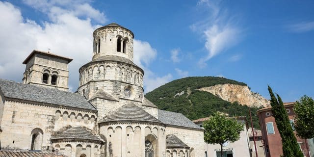 Abbatiale-cruas-tourisme-sud-ardeche-rhone_1800x900_acf_cropped