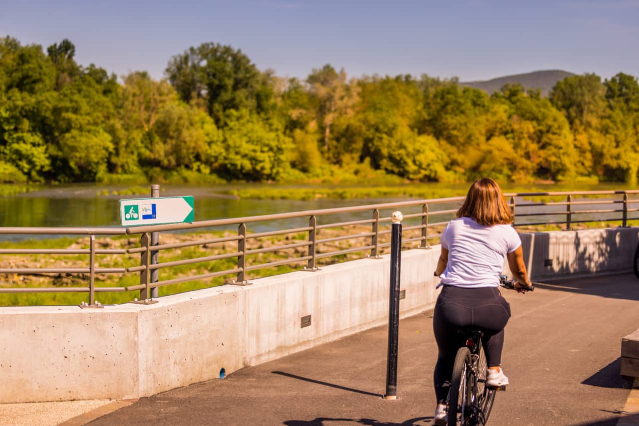 ViaRhôna, à vélo le long des berges du Rhône à Baix, en sud Ardèche