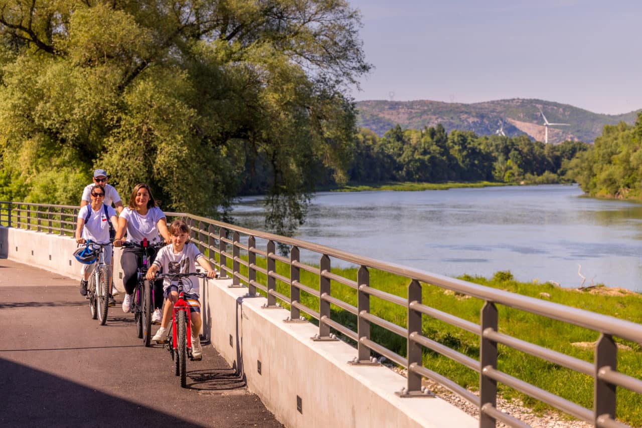 ViaRhôna, à vélo en famille le long des berges du Rhône à Baix, en sud Ardèche