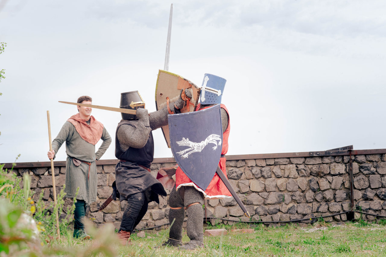 Chevalier en armure pendant les combats médiévaux. POur billets pour les festivals et spectacles en Porte Sud Ardèche