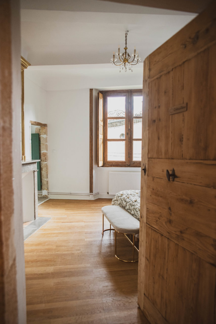 Porte ouverte sur une chambre d'un gîte Ardéchois dans un village de Caractère à Rochemaure