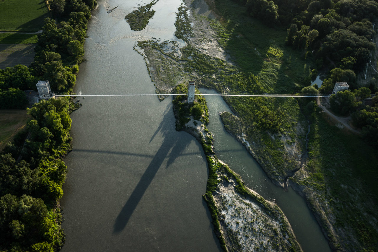 Vue aérienne de la passerelle himalyenne de Rochemaure ©T.Zilberman La passerelle himalayenne de Rochemaure. Vue aérienne du Rhône. Idéal pour une demande en mariage le jour de la Saint-Valentin.