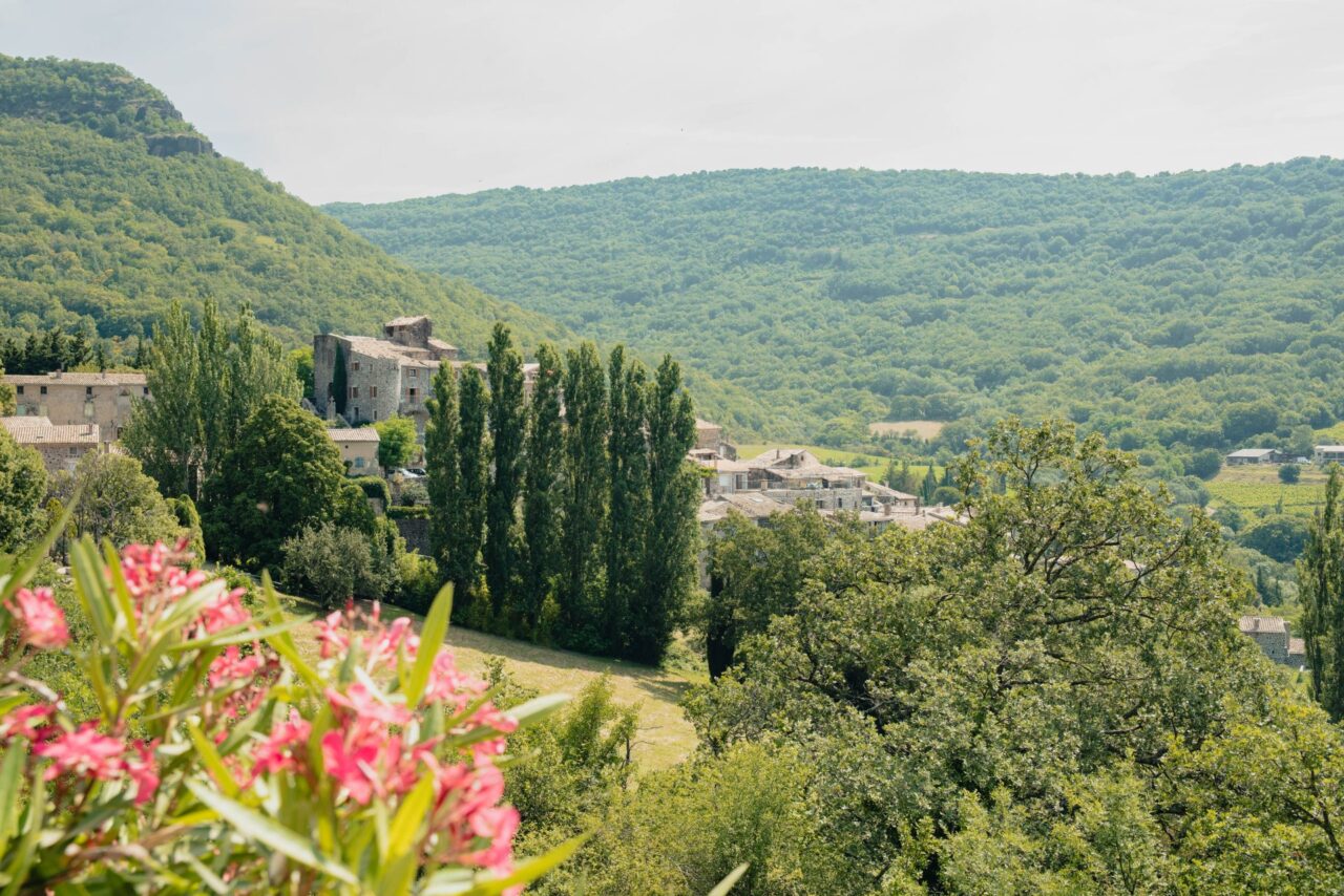 Village au printemps vue du parking des camping car