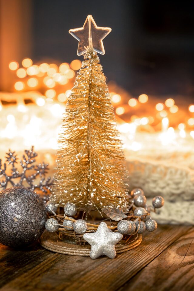christmas-background-with-decorative-fir-tree-blurred-background-with-bokeh