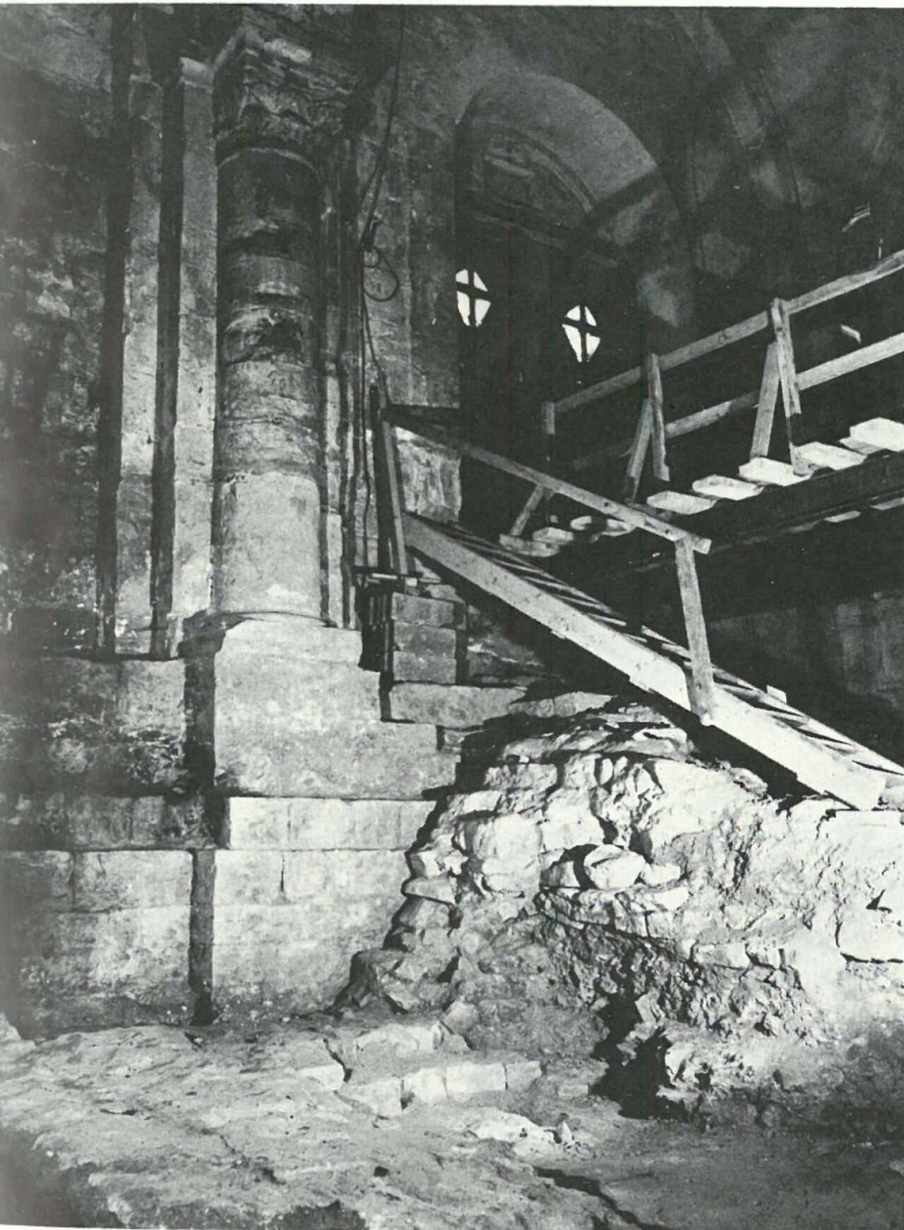 Photo ancienne des fouilles de l'abbatiale de Cruas