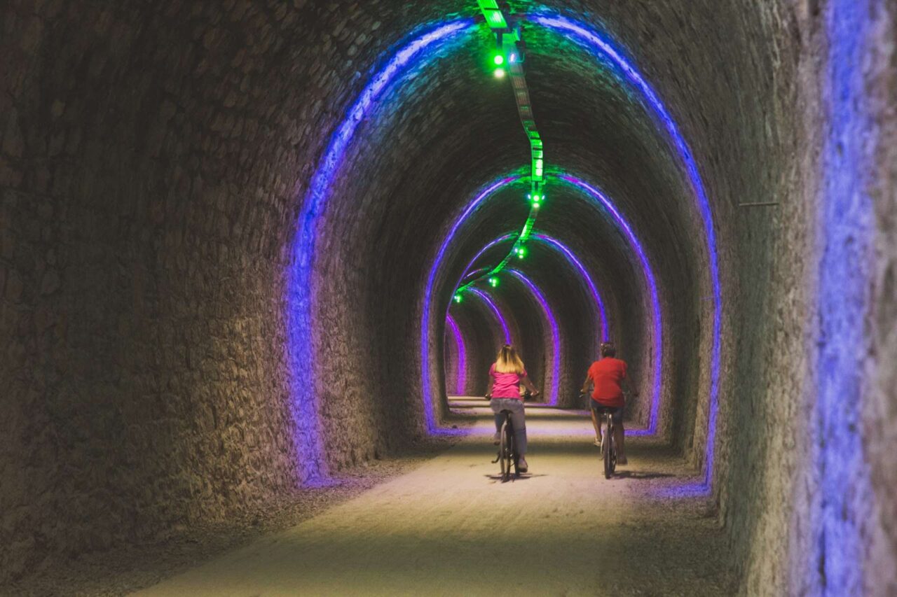 Tunnel éclairé couleurs Via Ardeche