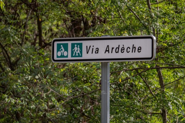 lalevade-dardeche-via-ardeche-panneau-signaletique-sourcesetvolcans-1280x853