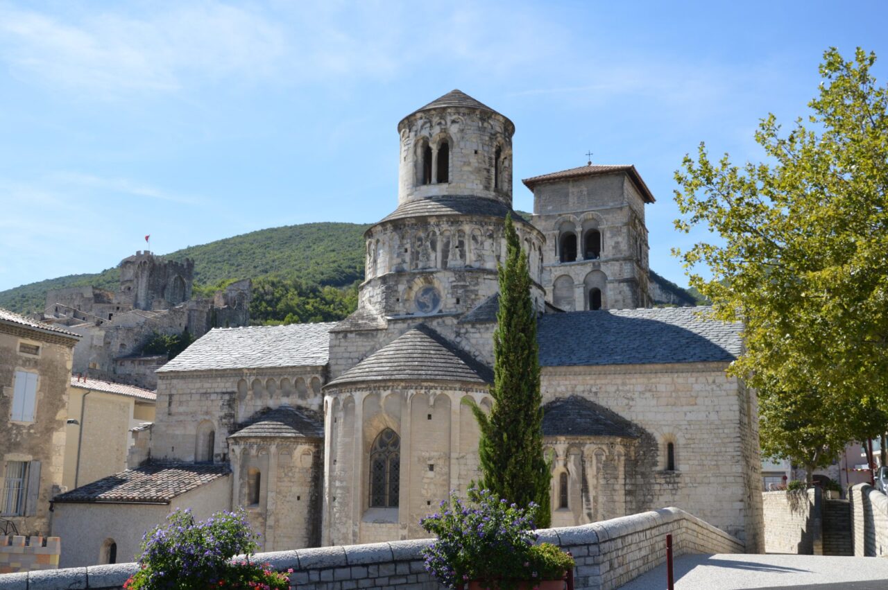 Vue exterieur abbatiale Sainte-Marie à Cruas avec bourg castral